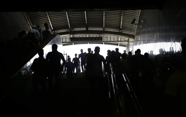 Commuters take to the subway trains during rush hour in New Delhi, India, Friday, April 15, 2016. The New Delhi government has begun a second round of a two-week car restriction whereby private cars will be allowed on the streets on alternate days from Friday until April 30 based on even or odd license plate numbers, to reduce air pollution that has made the Indian capital the world's most polluted city. (AP Photo/Saurabh Das)