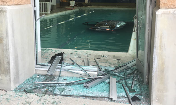 Seattle man crashes car through fitness center wall, lands in swimming pool  - ABC7 Los Angeles