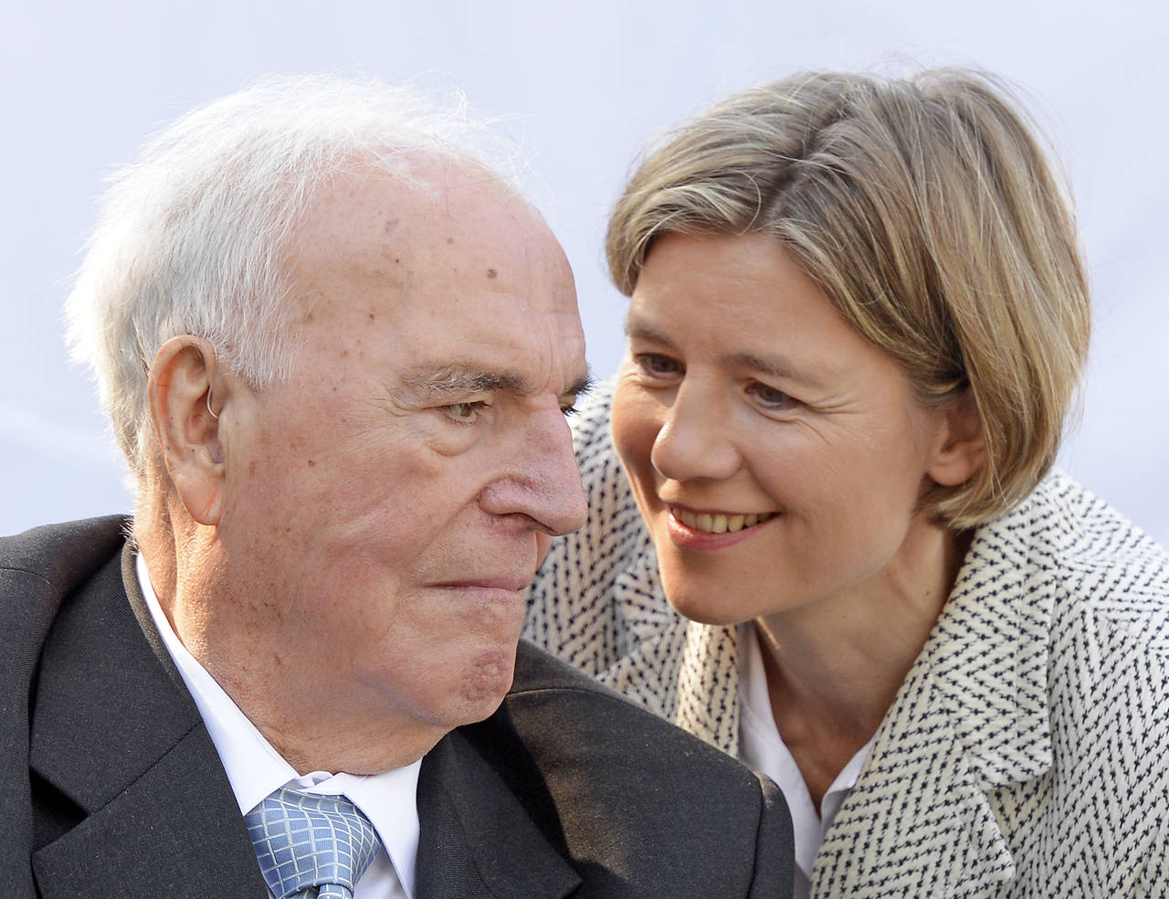 FILE - Former German Chancellor Helmut Kohl, left, talks with his wife Maike Kohl-Richter after unv...