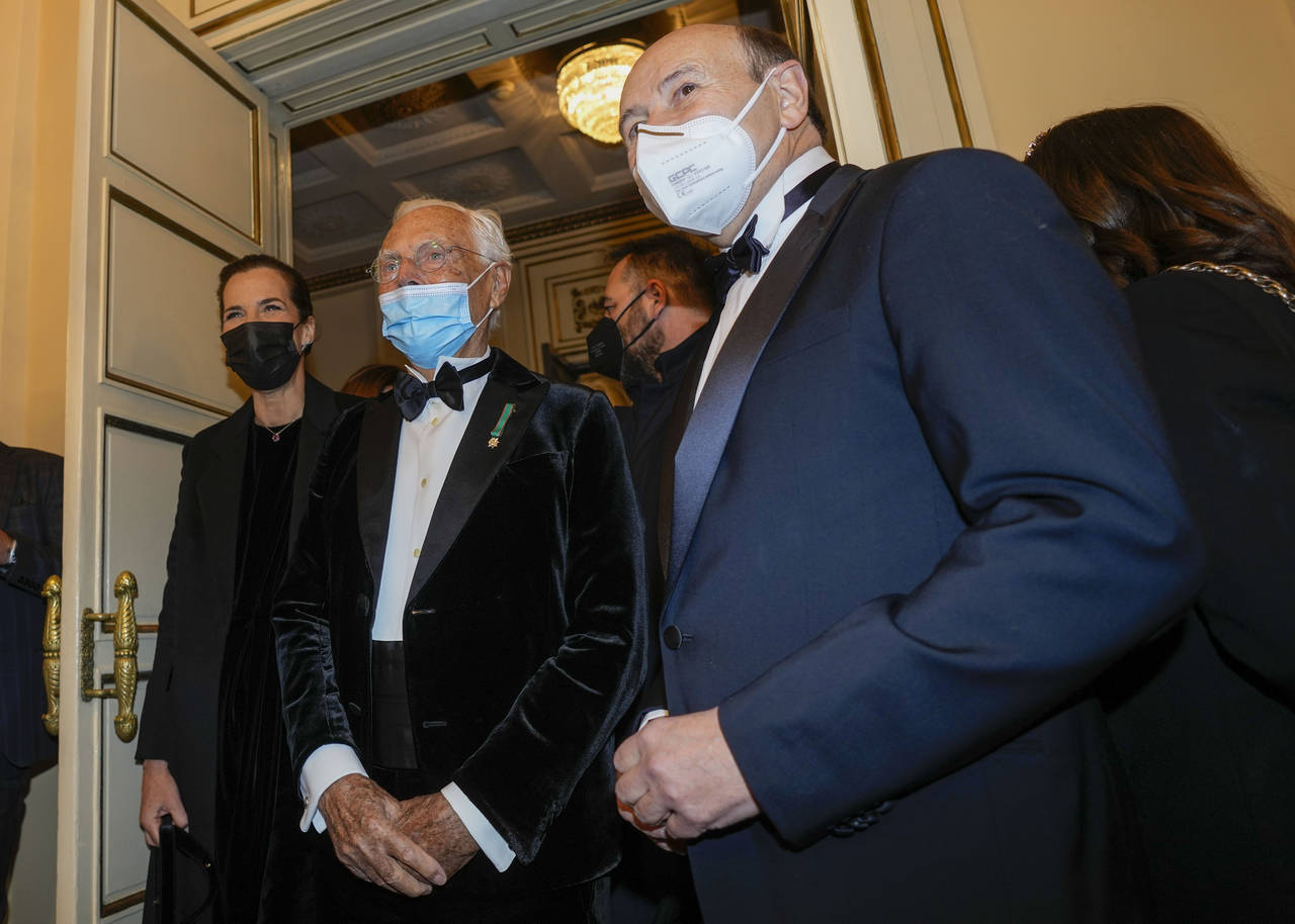 Masked Milanese fill La Scala for gala premiere of 'Macbeth' -  