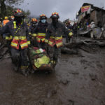 
              Equipos de rescate se llevan el cuerpo de una víctima de la inundación repentina provocada por la lluvia que inundó los arroyos cercanos que reventaron sus mecanismos de contención, colapsaron una ladera y provocaron olas de lodo sobre las viviendas en el área de La Gasca de Quito, Ecuador, el martes 1 de febrero de 2019. 2022. (AP Foto/Dolores Ochoa)
            