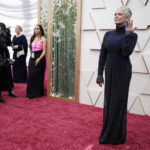 
              Jamie Lee Curtis holds up a blue ribbon in support of refugees of Ukraine as she arrives at the Oscars on Sunday, March 27, 2022, at the Dolby Theatre in Los Angeles. (AP Photo/Jae C. Hong)
            
