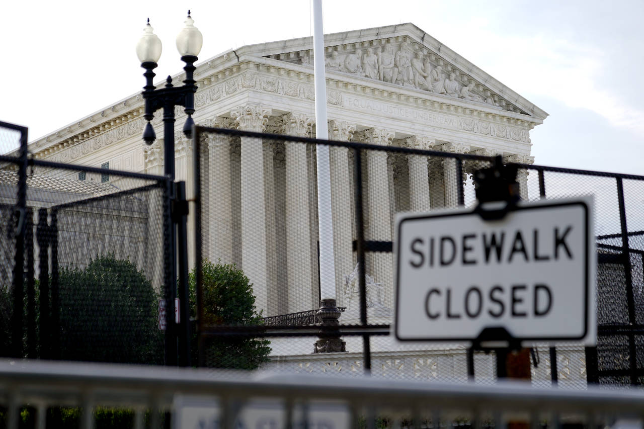 Security fencing surrounds the U.S. Supreme Court building, Monday, June 27, 2022, in Washington. (...