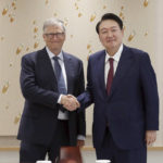 
              South Korean President Yoon Suk Yeol, right, shakes hands with Bill Gates before a meeting at the presidential office in Seoul, South Korea, Tuesday, Aug. 16, 2022. Gates on Tuesday called for South Korea to further step up in international efforts to prevent infectious diseases like COVID-19 as he stressed the need for the world to be better prepared for the next pandemic. (Ahn Jung-won/Yonhap via AP)
            
