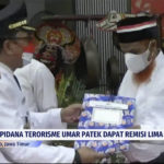 
              In this image made from SCTV video shot on Wednesday, Aug. 17, 2022, convicted Muslim militant Umar Patek, right, receives his sentence reduction letter during a ceremony at Porong Prison in Sidoarjo, Central Java, Indonesia. Australia's leader said Friday that it's upsetting Indonesia has further reduced the prison sentence of the bombmaker in the Bali terror attack that killed 202 people, which could free him within days if he's granted parole. (AP Photo)
            
