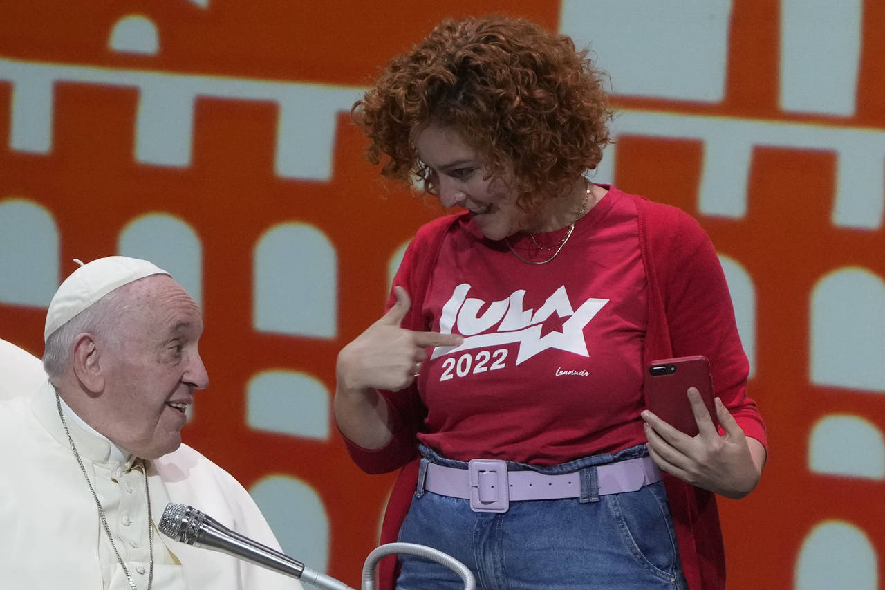 A woman shows to Pope Francis a t-shirt supporting former Brazilian President Luiz Inacio Lula da S...