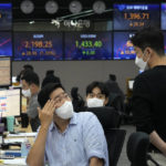 
              Currency traders work at the foreign exchange dealing room of the KEB Hana Bank headquarters in Seoul, South Korea, Thursday, Sept. 29, 2022. Asian stock markets have followed Wall Street higher after Britain’s central bank moved forcefully to stop a budding financial crisis. (AP Photo/Ahn Young-joon)
            