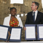 
              Colombia's Vice President Francia Marquez and U.S. Secretary of State Antony Blinken hold an agreement during their visit to Fragmentos Museum, Monday, Oct. 3, 2022, in Bogota, Colombia. (Luisa Gonzalez/Pool via AP)
            