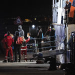 
              Migrantes desembarcan del buque de rescate Humanity 1, gestionado por la organización alemana SOS Humanity en el puerto de Catania, Sicilia, en el sur de Italia, el domingo 6 de noviembre de 2022. (AP Foto/Salvatore Cavalli)
            