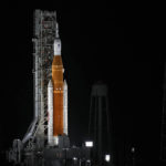 
              El nuevo cohete lunar se ve en una plataforma de lanzamiento del Centro Espacial Kennedy el martes 15 de noviembre de 2022, horas antes de su despegue previsto en Cabo Cañaverla, Florida. (AP Foto/Chris O'Meara)
            