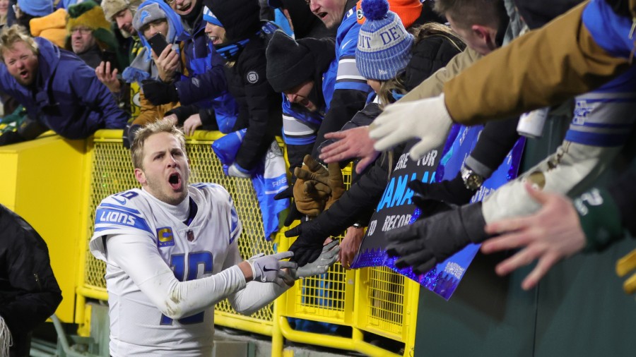 Detroit Lions fans completely take over Lambeau Field after