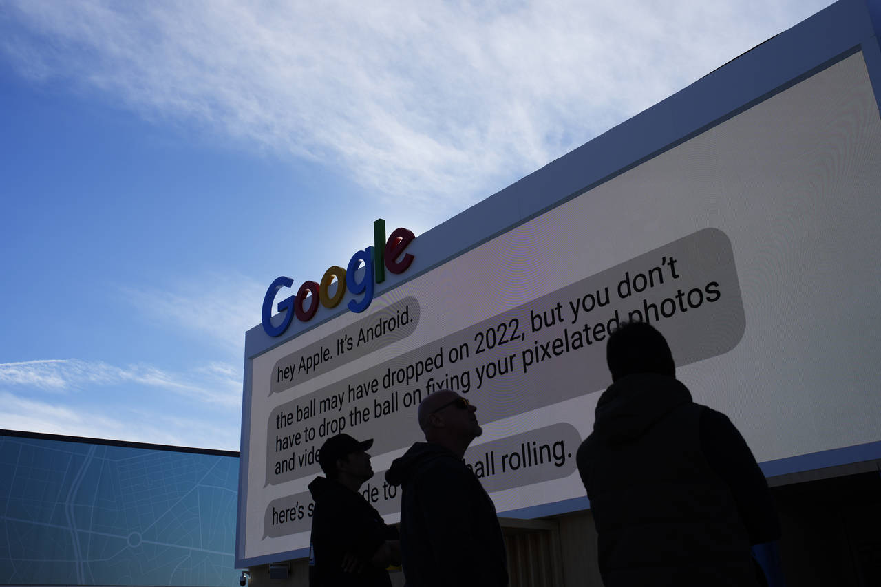 Operarios montan un cartel publicitario de Google en el Centro de Convenciones de Las Vegas antes d...