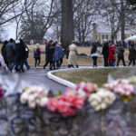 
              Varias personas llegan a Graceland para el funeral de Lisa Marie Presley el domingo 22 de enero de 2023, en Memphis, Tennessee. (AP Foto/John Amis)
            