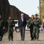 
              El presidente Joe Biden camina con agentes de la Patrulla Fronteriza en un tramo de la frontera con México, el domingo 8 de enero de 2023, en El Paso Texas. (AP Foto/Andrew Harnik)
            