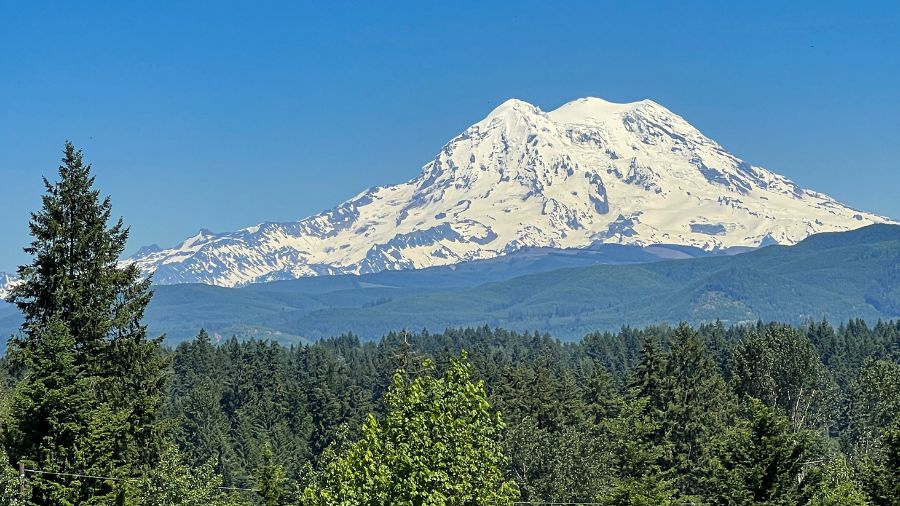 Washington man climbing Mount Rainier dies near summit