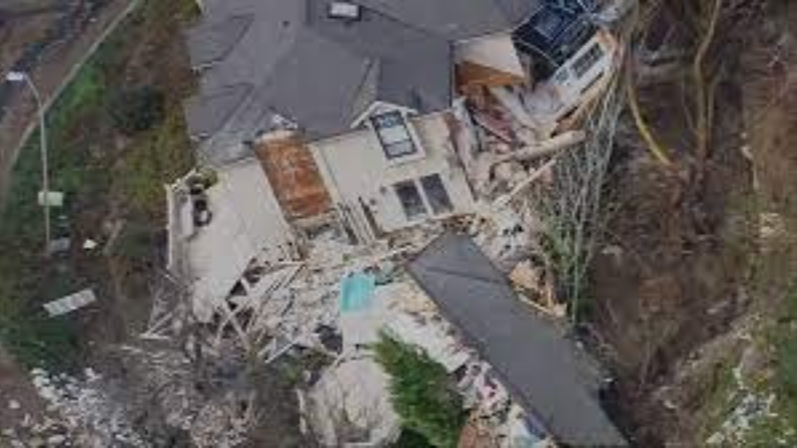 贝尔维尤市和学校同意支付500万美元给一家因2022年山体滑坡毁掉住宅的家庭