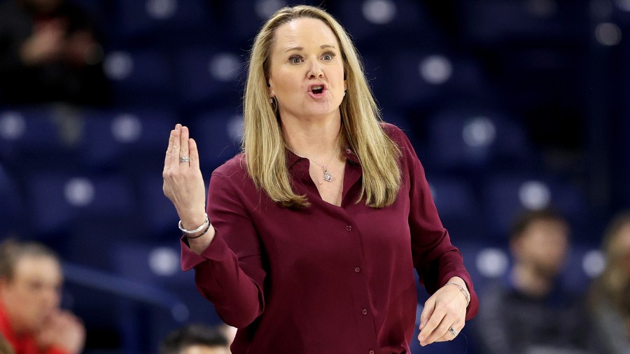 Image: Utah Utes women's basketball coach Lynne Roberts reacts during the third quarter of her team...