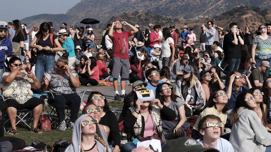 Photo: A crowd gathers in front of the Hollywood sign at the Griffith Observatory to watch the sola...