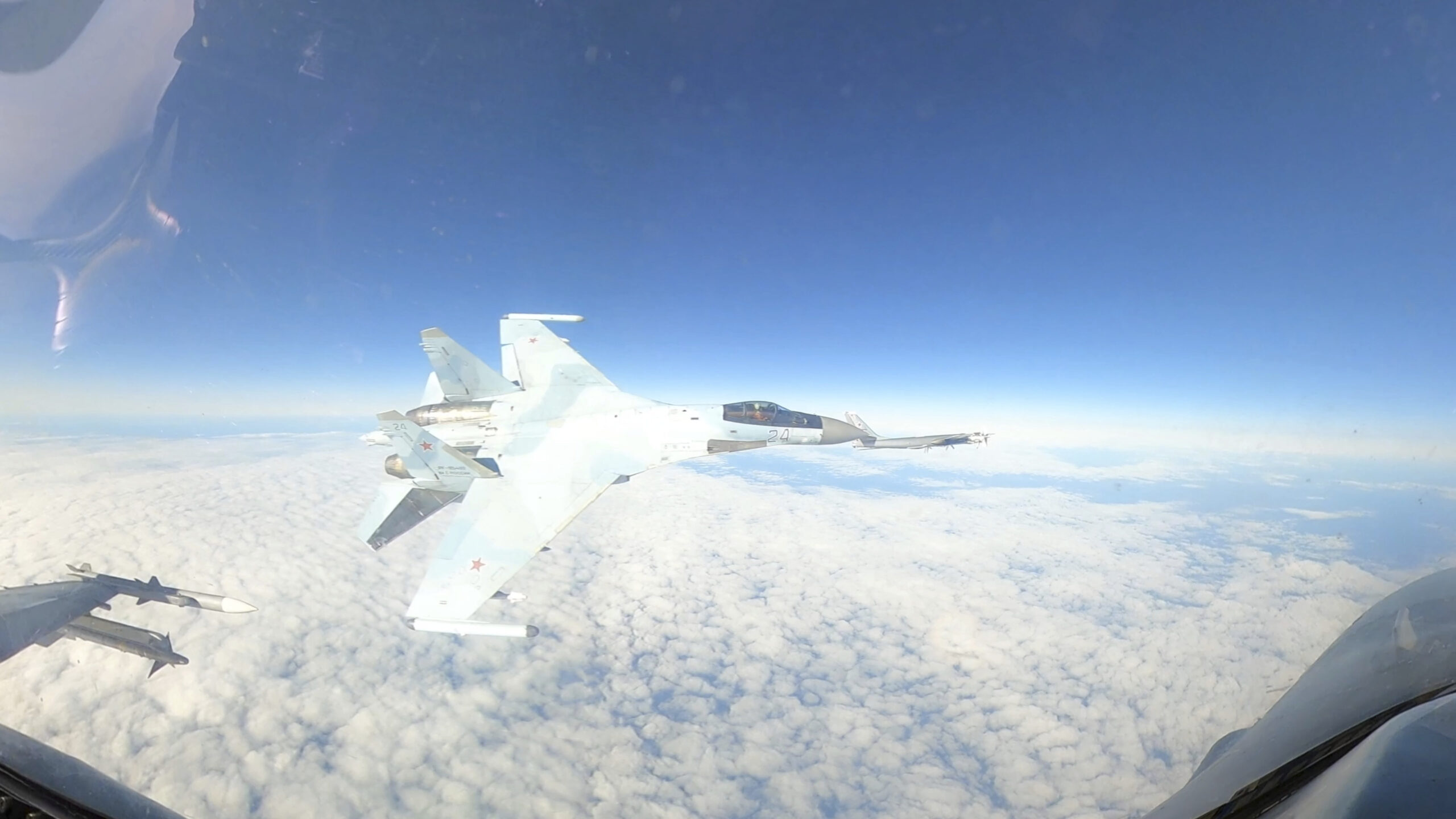 Sensational video shows Russian fighter jet flying just meters from a US F-16 near Alaska