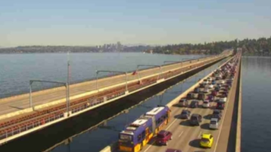 Traffic on eastbound I-90 came to a standstill as Mercer Island police investigated an explosive device found in a vehicle stopped on Island Crest Way. (Photo: WA Department of Transportation)