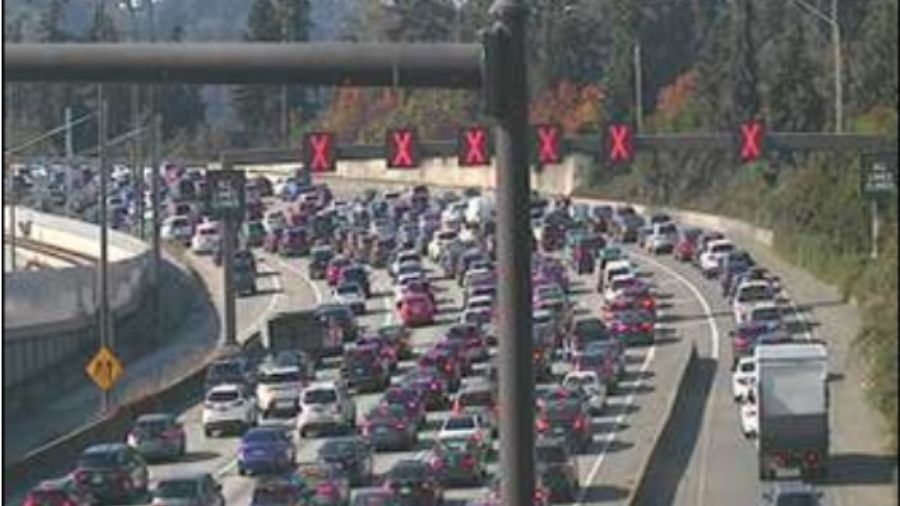 Traffic on I-90 came to a standstill after police found what appeared to be an explosive device in a stopped car on Mercer Island. (Photo: WA Department of Transportation)