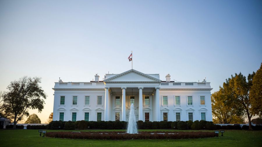 The North Lawn of the White House in Washington, DC. (Photo by Mandel NGAN / AFP) (Photo by MANDEL ...