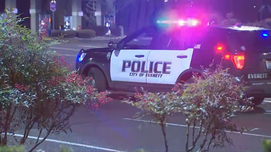Everett Police search for attempted kidnapping suspect....