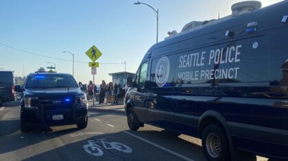 Knife-wielding man arrested after threatening three teenage girls at Alki Beach