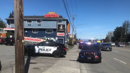 2 in custody following hours-long standoff at Everett motel