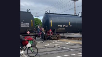 VIDEO: Mariners fans caught jumping trains to get to stadium