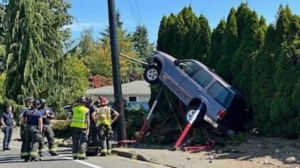 Edmonds police investigate suspected DUI after SUV collides with telephone pole