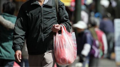 WA shoppers to pay 50% more for plastic bags at retailers starting 2026