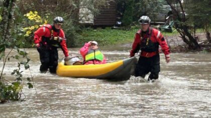 3 adults, dog rescued from flooding on Middle Fork Snoqualmie River