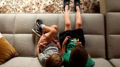 Parents worldwide join smartphone-free childhood campaign after viral post
