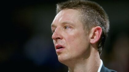 'One of the all-time greats': UW honors Detlef Schrempf with jersey retirement ceremony