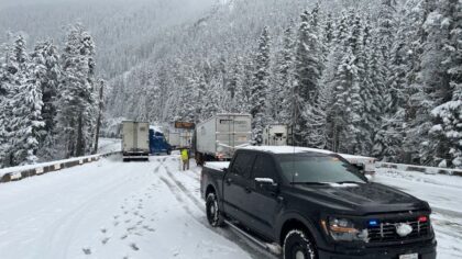 I-90 closed in both directions at Snoqualmie Pass after multiple crashes