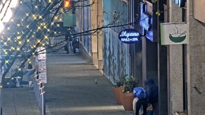 VIDEO: 2 men beat 77-year-old in unprovoked downtown Seattle attack near Third and Pike