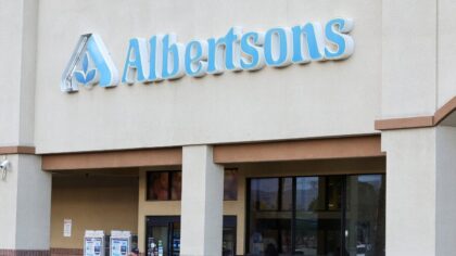 Former WA Attorney General: Albertsons pharmacies 'caught between a rock and a hard place' in opioid trial