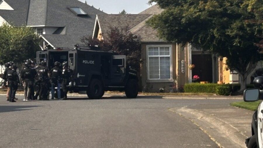 SWAT standoff Kent (1)...