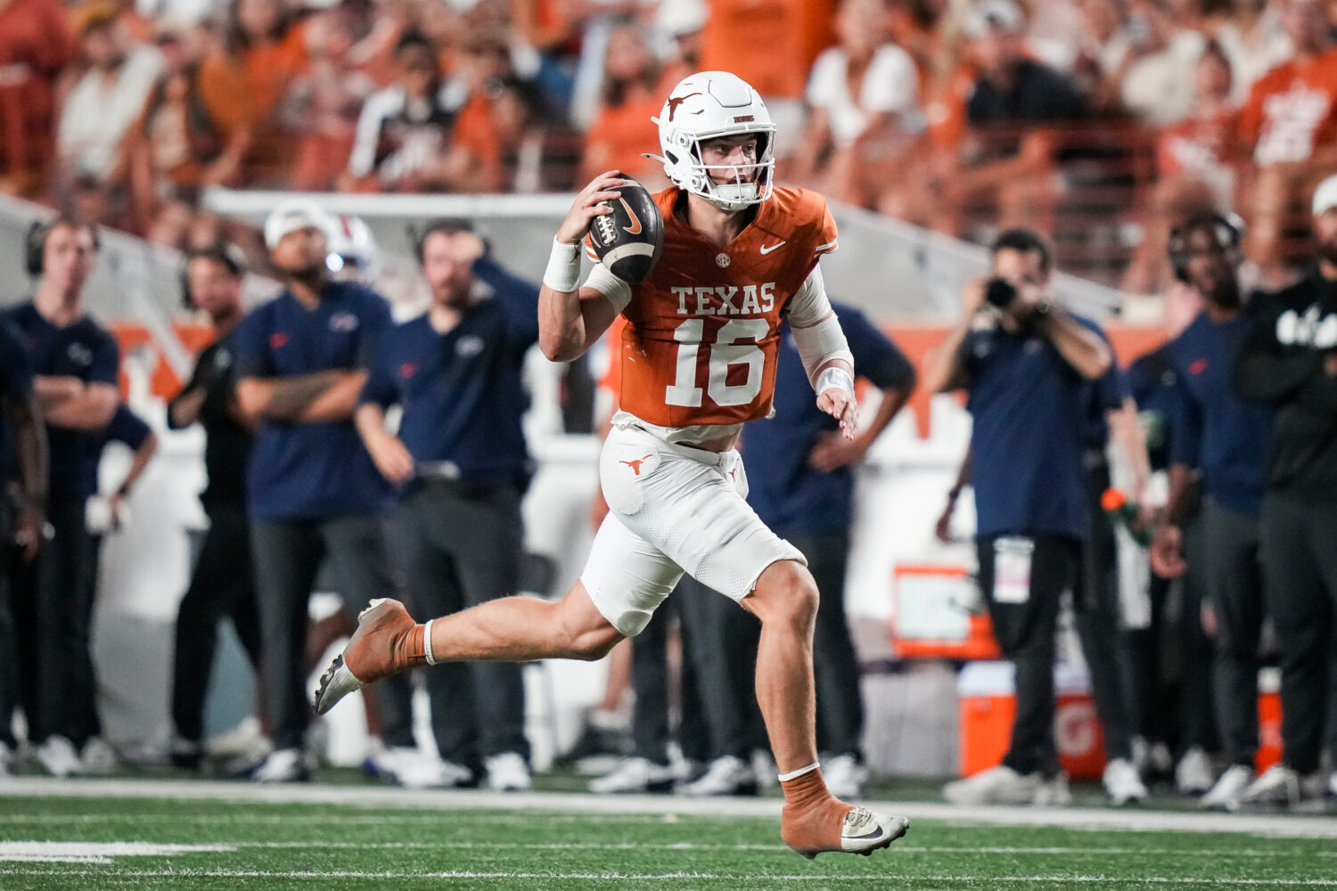 Texas Longhorns quarterback Arch Manning (16) runs the ball in the third quarter of the Longhorns' ...