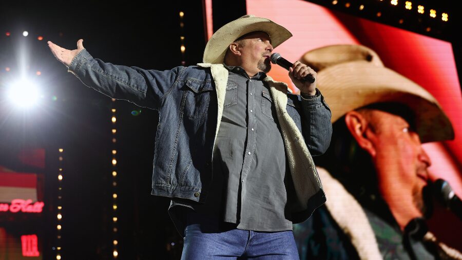 Garth Brooks adds 4th show to Seattle stop during "Blame It All On My Roots" tour...