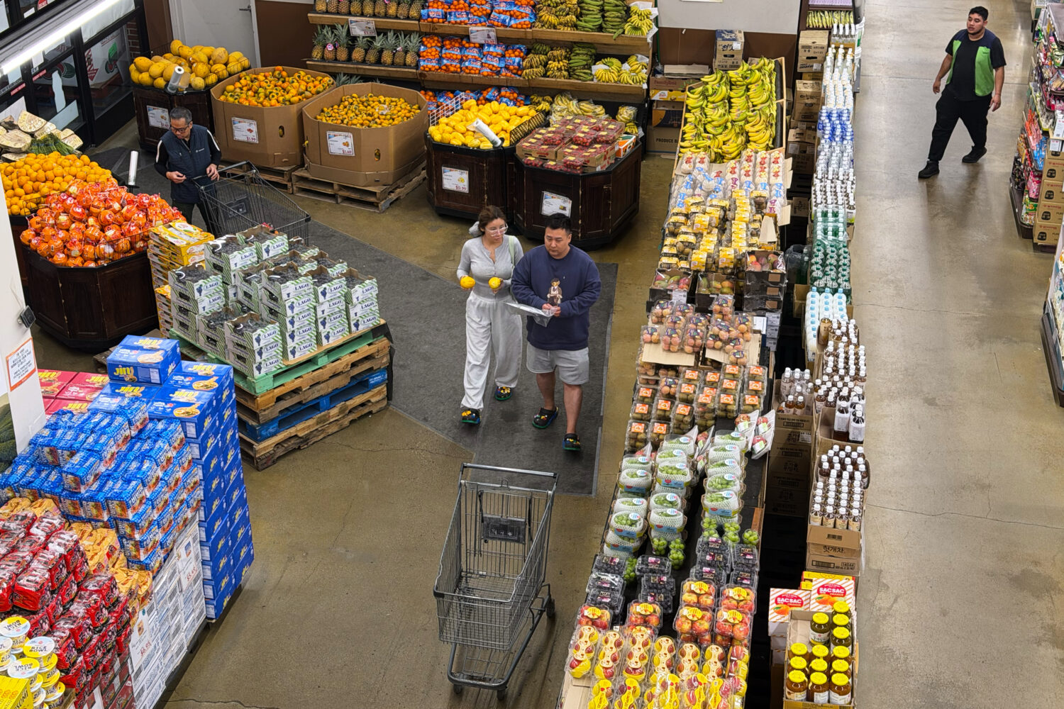 Shoppers shop at a grocery store in Glenview, Ill., Wednesday, October. 14, 2026. (AP Photo/Nam Y. ...