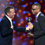 Kiefer Sutherland presents the Jimmy V award for perseverance to Stuart Scott at the ESPY Awards at the Nokia Theatre on Wednesday, July 16, 2014, in Los Angeles. (Photo by John Shearer/Invision/AP)